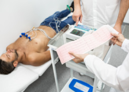 profissionais fazendo exame para identificar fibrilação atrial no ecg