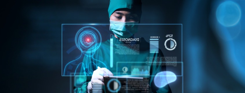 médico de máscara em frente a uma tela usando inteligência artificial na saúde
